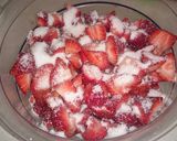 Foto del paso 2 de la receta: Fresas con leche y azúcar