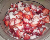 Foto del paso 2 de la receta: Fresas con leche y azúcar