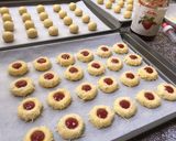 Foto langkah ke 9 dari resep Crunchy Strawberry Cheese Thumbprint Cookies.