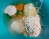 Foto del paso 3 de la receta: Bizcocho de toda la vida de yogur (con manzana)