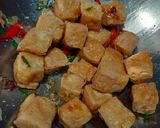 Foto langkah ke 3 dari resep Tahu kecap pedas.