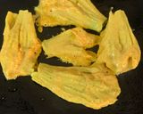 A picture of step 3 of Pumpkin Flower tawa fry.
