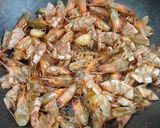 Foto langkah ke 2 dari resep Kaldu udang (kulit, kepala dan ekor).