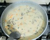 صورة لخطوة 3 من وصفة شوربة الفطر المفضلة لعائلتي 😋