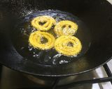A picture of step 10 of Moong Dal Chakli.