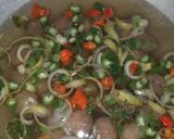 Foto langkah ke 3 dari resep Kuah Bakso bening pedas #rumahan.