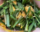รูปขั้นตอนการทำที่ 2 ของ คลอไข่ใส่ต้นกระเทียม ขิง และหอมใหญ่🧄🥚