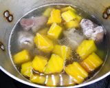 Hình bước làm 1 của món Canh bí đỏ giò móng