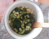 Brokkolikrémleves füstölt sajttal recept fázis 2 fotója
