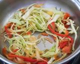 Foto del paso 2 de la receta: Tiritas de Repollo, Pimentón y Cebolla con Espagueti