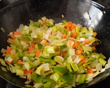 Foto del paso 3 de la receta: Tortillas integrales de trigo con lomo de cerdo y verduras