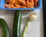 Foto del passaggio 1 della ricetta Rigatoni con gamberi, zucchine, cipollotto e buccia di limone