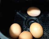Foto del paso 1 de la receta: Huevos rellenos de aguacate y atún