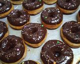 Foto del paso 5 de la receta: Donas caseras cubiertas de chocolate