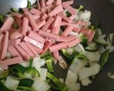 Foto del paso 4 de la receta: Salchichas guisadas con poblanos y champiñones 💕