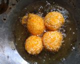 Foto langkah ke 3 dari resep Rice Ball simpel isi Sosis keju.