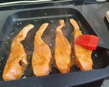 Foto del paso 2 de la receta: Salmón adobado con salsa de tamarindo, miso y miel a la plancha