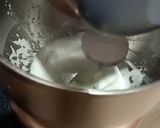 Foto langkah ke 4 dari resep Macaron Dengan Tepung Terigu dengan metode Swiss meringue.