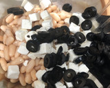 Foto del paso 2 de la receta: 273. Ensalada de alubias y salpicón de marisco con queso feta (principal legumbres)