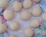 Foto langkah ke 3 dari resep Bola bola donat isi keju.