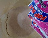 Foto langkah ke 2 dari resep Bolu Pop Ice Strawberry Lembut dan Enak.