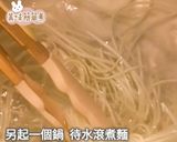 🌶️ 辣味蒜香蔬食菇菇炒麵的食譜步驟9照片