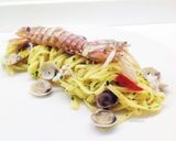 Foto del passaggio 6 della ricetta Tagliolini con cicale di mare e lupini