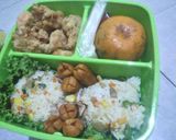Foto langkah ke 6 dari resep Ide bekal sekolah : Nasi goreng seafood ceria.
