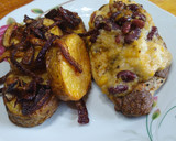 Foto del paso 5 de la receta: Pollo coronado con palmitos, frijoles, choclo y papas encebolladas