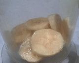 Foto del paso 2 de la receta: Licuado rosa con frutillas y banana
