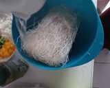 Une image de l'étape 3 de Vermicelles de riz sautés aux légumes et Pilons.