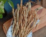 Foto langkah ke 6 dari resep Stik Bawang Daun Kelor.