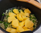 Foto del paso 2 de la receta: Guiso de patatas y merluza en amarillo