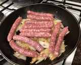 Foto del paso 3 de la receta Salchichas encebolladas y vino blanco