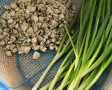 Hình bước làm 1 của món Hến xào bơ cay (xúc bánh tráng)