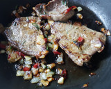 Foto del paso 2 de la receta: Hígado con cebolla y ajo 🤤