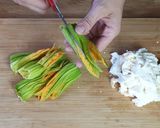 Foto del passaggio 6 della ricetta Sfogliatine ripiene ai fiori di zucca e provola