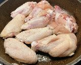Foto del paso 3 de la receta: Alitas de pollo en salsa de tomate