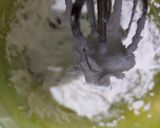 Foto langkah ke 2 dari resep Es krim lilin isi mangga lapis coklat.