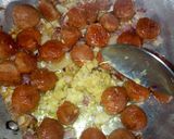 A picture of step 2 of Fried sausages in noodles.