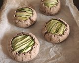 Foto del passaggio 7 della ricetta Mini quiche di grano saraceno e salvia con zucchine e feta