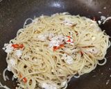 Foto langkah ke 5 dari resep Spaghetti Aglio Olio with Tuna Asap.