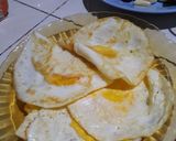 Foto langkah ke 1 dari resep Tumis Telur Ceplok Saus Tiram.