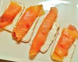 Foto del paso 3 de la receta Tostas con salmón ahumado y queso fresco