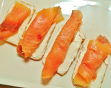 Foto del paso 3 de la receta: Tostas con salmón ahumado y queso fresco