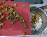 Foto langkah ke 2 dari resep Egg 'n' Fish Mentai Spicy Rice.