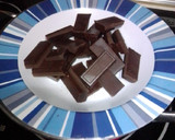 Foto del paso 1 de la receta: Chocolate negro con pipas a la miel y sal