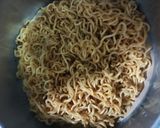Foto langkah ke 3 dari resep Birthday Cake Flying Noodle with Indomie Goreng.