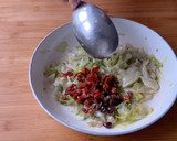 Foto del passaggio 2 della ricetta Quiche svuota frigo con insalata iceberg
