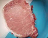 รูปขั้นตอนการทำที่ 3 ของ หมูอบกระเทียมพริกไทยดำขมิ้นเก๋ากี๋ สูตรหม้อหุงข้าว